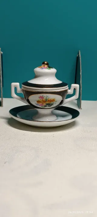 Zuppiera in miniatura con fiori
