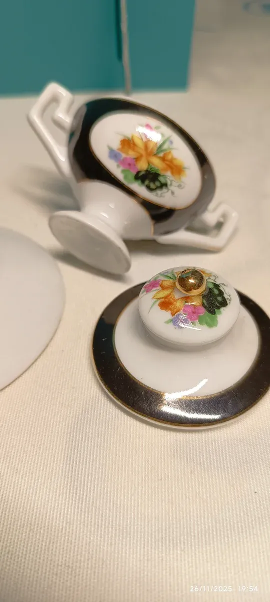 Zuppiera in miniatura con fiori