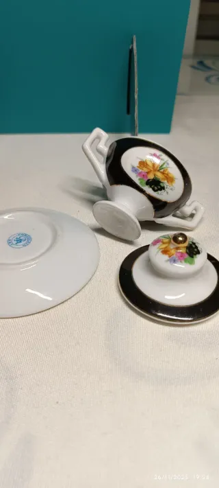 Zuppiera in miniatura con fiori