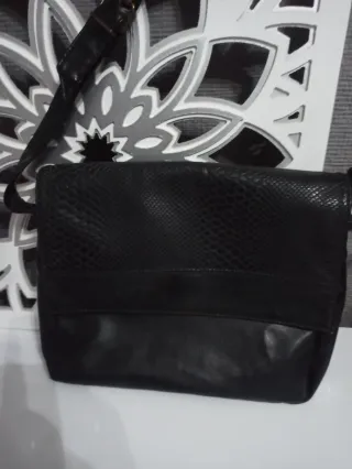 Bolso de piel negro