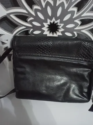 Bolso de piel negro