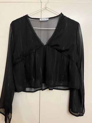 Blusa Brookville negra cuello pico