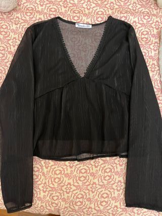 Blusa Brookville negra cuello pico