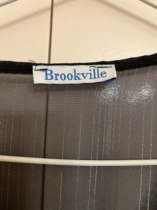 Blusa Brookville negra cuello pico