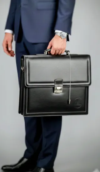 Maletín de cuero negro