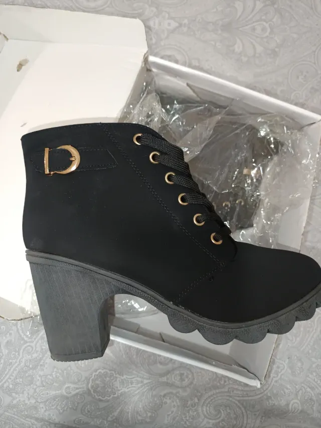 Botín negro tacón con hebilla dorada