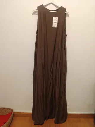 Vestido largo fluido ZARA, manga sisa, con volumen