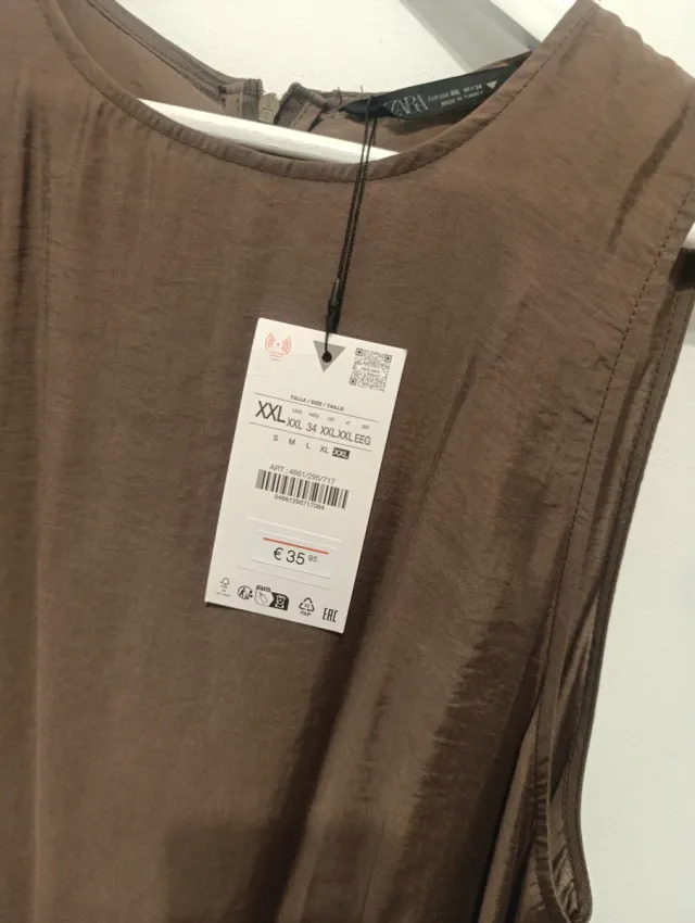 Vestido largo fluido ZARA, manga sisa, con volumen