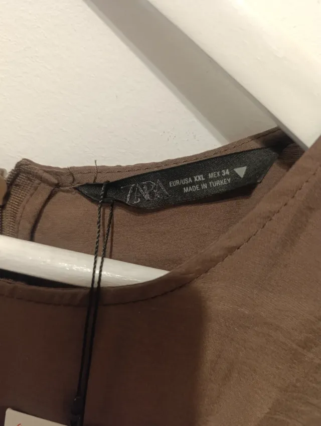 Vestido largo fluido ZARA, manga sisa, con volumen