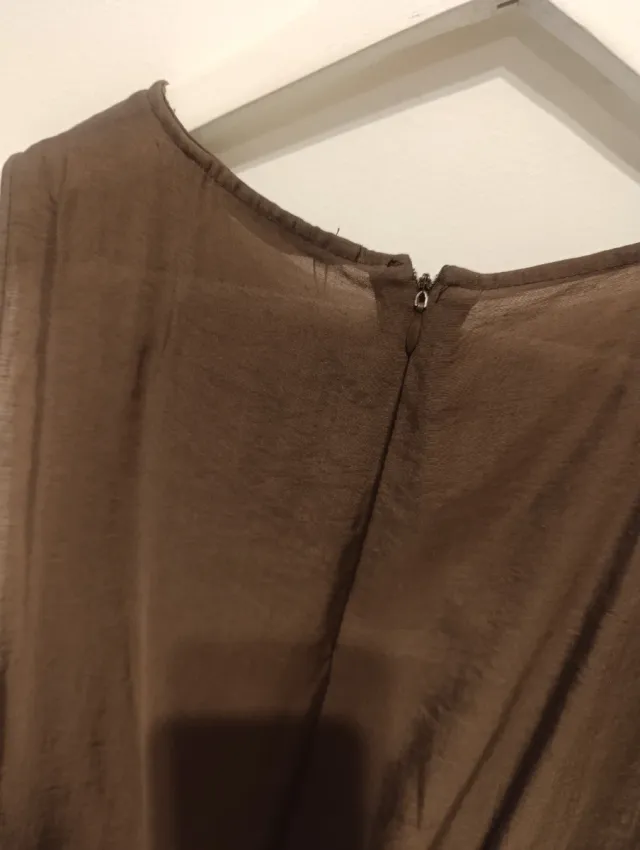 Vestido largo fluido ZARA, manga sisa, con volumen