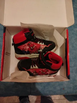 Botines Spiderman Niños de 24 a32 de pie