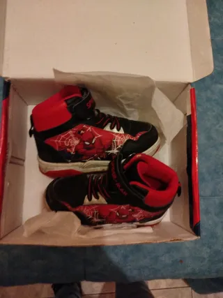 Botines Spiderman Niños de 24 a32 de pie
