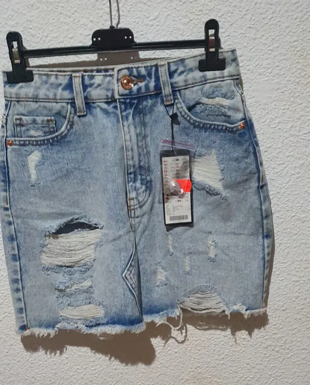 Falda vaquera desgastada