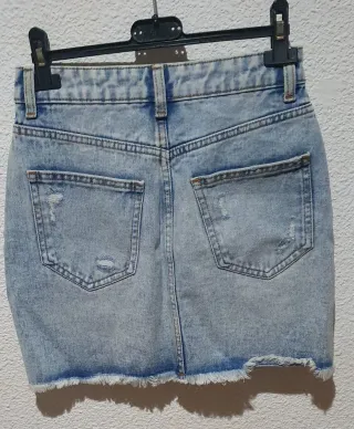 Falda vaquera desgastada