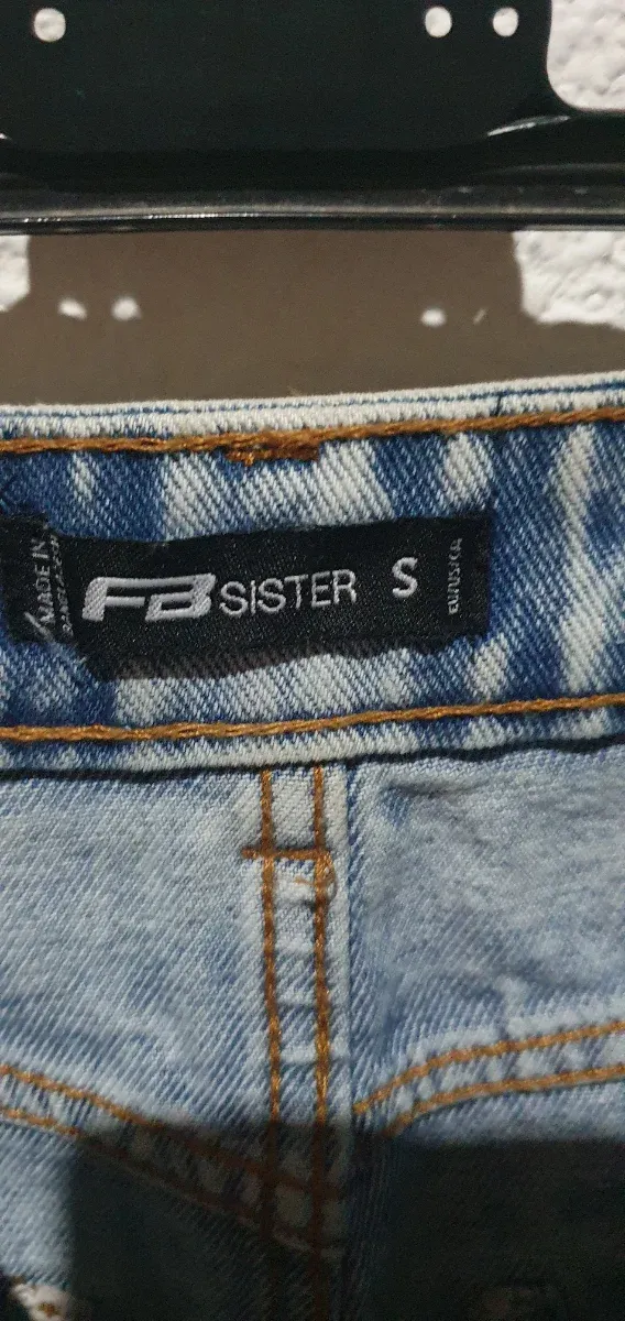 Falda vaquera desgastada