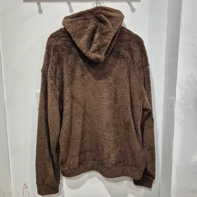 Sudadera peluda marrón con texto