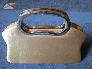 Bolso de fiesta dorado con asa y cadena