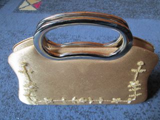 Bolso de fiesta dorado con asa y cadena