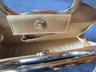 Bolso de fiesta dorado con asa y cadena