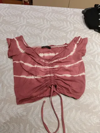 Camiseta Bershka rosa y blanca