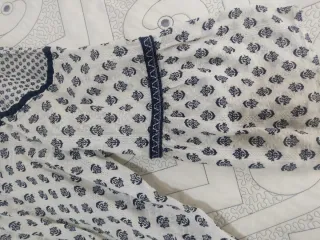 Camisa estampada con cordones y borlas