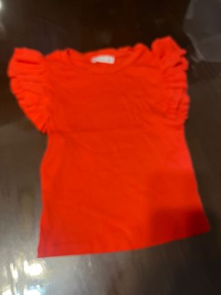 Camiseta roja con volantes