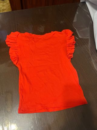 Camiseta roja con volantes