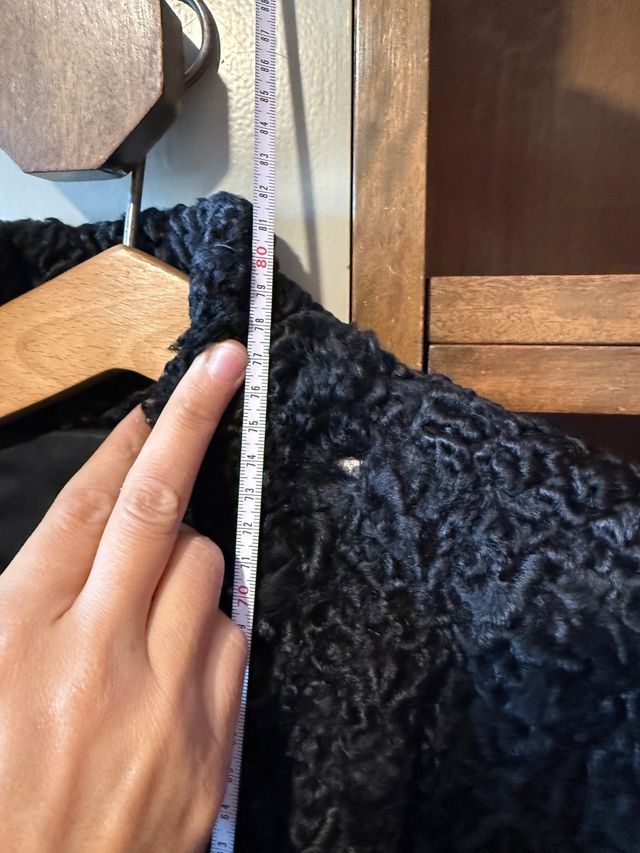 Abrigo corto negro astracán manga japonesa