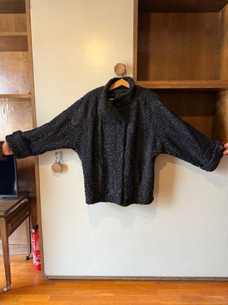 Abrigo corto negro astracán manga japonesa