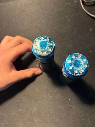 Puños de moto azules y negros