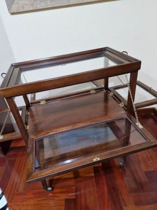 Mueble vitrina madera con ruedas