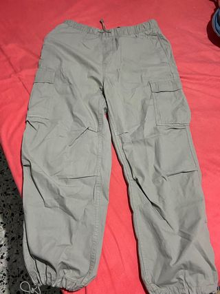 Pantalón cargo Zara gris