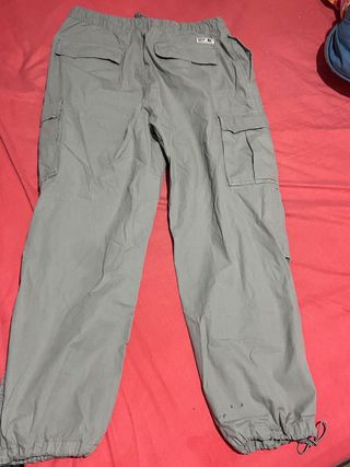 Pantalón cargo Zara gris