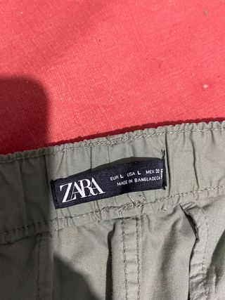 Pantalón cargo Zara gris