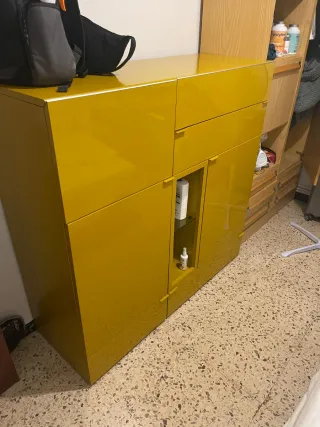 Armario amarillo de madera fina