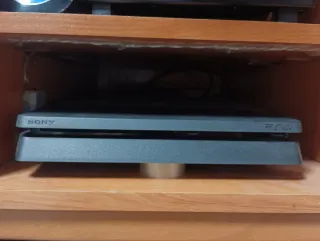 PS4 Slim + 2 mandos + (cargador y refrigeración)