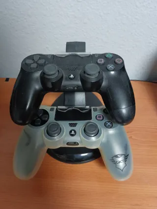 PS4 Slim + 2 mandos + (cargador y refrigeración)