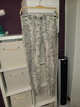 Pantalones pitillo estampado serpiente