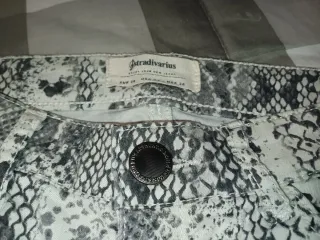 Pantalones pitillo estampado serpiente