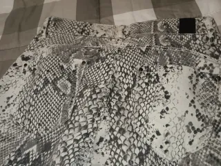 Pantalones pitillo estampado serpiente