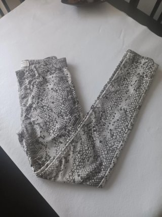 Pantalones pitillo estampado serpiente