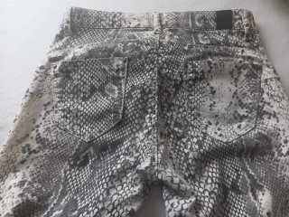 Pantalones pitillo estampado serpiente
