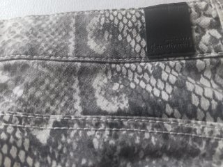 Pantalones pitillo estampado serpiente