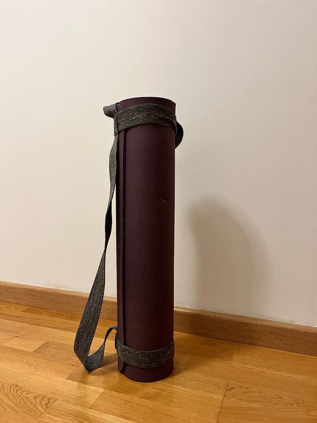 Esterilla de yoga morada con correa