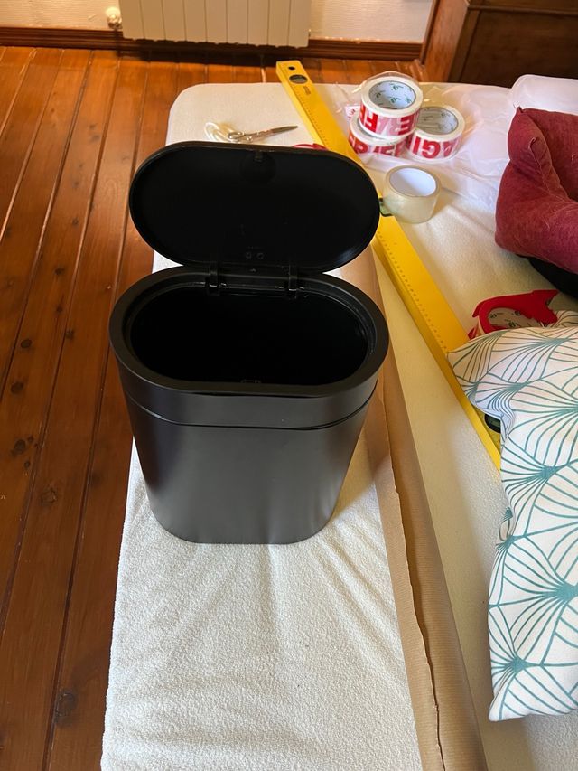 Cubo de basura baño negro