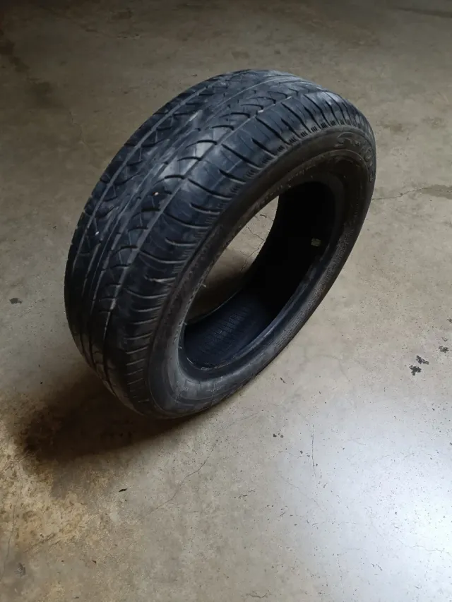 Rueda reforzada de recambio para caravana.