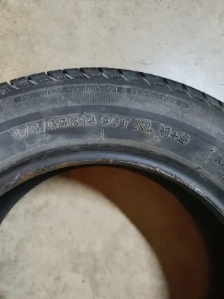 Rueda reforzada de recambio para caravana.