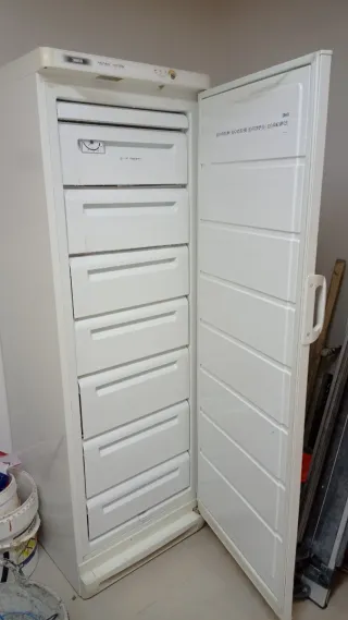 Congelador vertical blanco