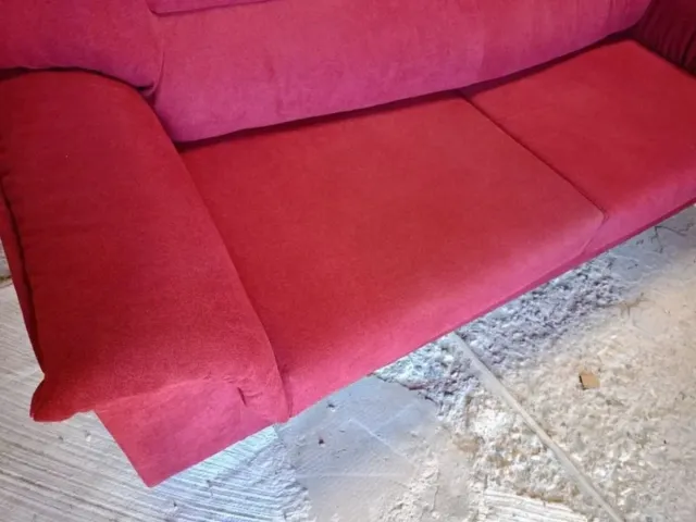 Sofá rojo de tela