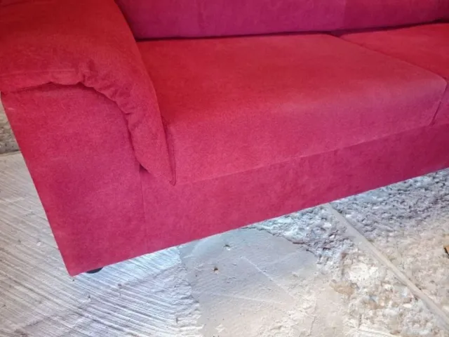 Sofá rojo de tela